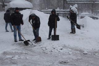 В Уссурийске транспортные полицейские откапываются от крещенского снега