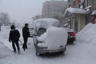 В Уссурийске транспортные полицейские откапываются от крещенского снега