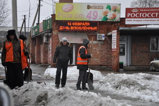 Расчистку тротуаров от наледи и талого снега вели рабочие МУП «БОСС» сегодня днем