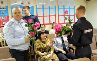 В Уссурийске сотрудниц транспортной полиции  поздравили коллеги и ансамбль «Молодая Русь»