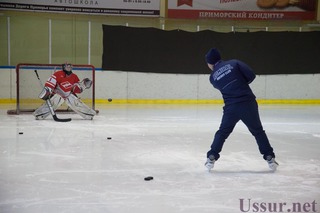 Тренеры хоккейного клуба «Адмирал» дали мастер-класс уссурийским голкиперам