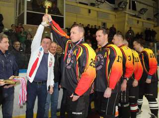 Губернатор Приморья наградил в Уссурийске победителей хоккейного турнира памяти Романа Клиза
