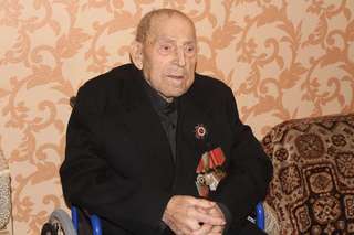 Накануне праздника Победы в гостях у ветеранов Великой Отечественной войны побывал глава администрации Евгений Корж