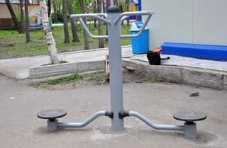 Уличные тренажеры установлены в городском парке Уссурийска