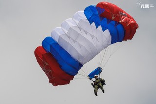 В Уссурийске День ВДВ отметили показательными выступления и прыжками с парашютом