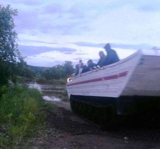 Транспортное сообщение с селом Кроуновка осуществляется с помощью спецтехники МЧС