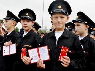 Сегодня первокурсникам Уссурийского военного суворовского училища вручили погоны