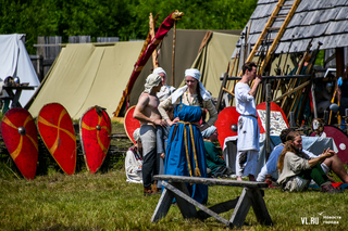 Средневековые бои, кузницу и кухню показали на фестивале исторической реконструкции под Уссурийском