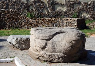 Каменную черепаху, которая располагается в городском парке, переносят в другое место