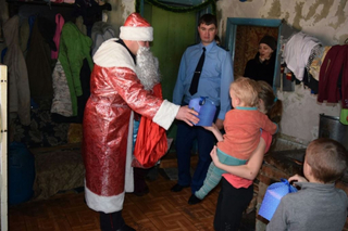 В Мурманске росгвардейский Дед Мороз и Снегурочка пришли с подарками к детям своих коллег
