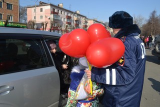 Сотрудники ГИБДД подарили валентики водителям в Уссурийске