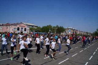 Общегородская зарядка в Уссурийске в честь 70-летия Победы собрала порядка 700 человек