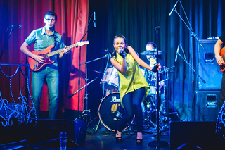 Люся - «Дороже золота» - Алексеенко выступила на вечеринке в D&M