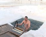 Крещение студеной крещенской водой
