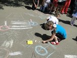 Уссурийские сотрудники ГИБДД провели конкурс рисунков на асфальте «Безопасность на дорогах глазами детей»