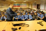 Полицейские провели урок с демонстрацией боевого оружия для школьников Уссурийска