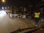 Фура с углем перевернулась, засыпав автомобили, в Уссурийске