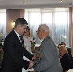 Вручение юбилейных медалей ветеранам продолжается в Уссурийске