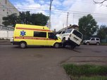 Скорая помощь на полном ходу врезалась в микроавтобус в Уссурийске