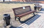 На центральной площади Уссурийска обновили 12 скамеек и 10 урн