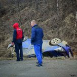 На трассе Владивосток — Уссурийск автомобиль улетел в кювет