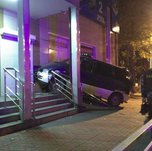 В Уссурийске минивен едва не заехал в продуктовый магазин