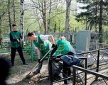 Уссурийские волонтеры приняли участие в благоустройстве захоронений героев-уссурийцев