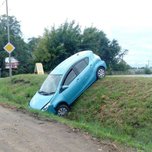 В Уссурийске девушка перепутала педали и угодила в кювет