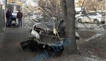В Уссурийске автомобиль после ДТП вылетел на тротуар и врезался в дерево