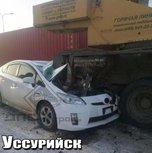 В Уссурийске автокран «раздавил» легковушку