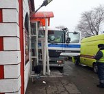 Большегруз въехал в двери торгового центра в Уссурийске