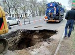 На Владивостокском шоссе ведутся работы по устранению аварии на канализационном коллекторе
