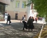 «Бегите от него»: женщины с детьми на руках прятались от неадекватного мужчины в Уссурийске