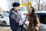 В Уссурийске сотрудники ГИБДД провели ежегодную акцию «Цветы для автоледи»