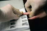 В Уссурийске лжепочтальона, ограбившую пенсионерку, полиция нашла по отпечаткам пальцев