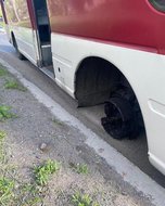 «Вопиющий случай»: автобус остался без колеса, заехав в яму