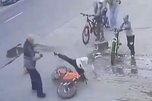 «Напал на ребенка и пнул женщину»: в Приморье камера уличного наблюдения сняла низкий поступок мужчины