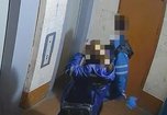 «Какой позор, ещё и лица спрятали»:плохой поступок врача скорой попал на камеру в Приморье