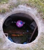 В Уссурийске рядом с детской площадкой обнаружили открытый люк
