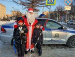 В Уссурийске сотрудники Госавтоинспекции присоединились к ежегодной акции МВД «Полицейский Дед Мороз»