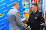 В Уссурийске наградили инспекторов ДПС, эвакуировавших жильцов из горящего дома