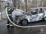Пожарные МЧС России ликвидировали возгорание автомобиля в Уссурийске