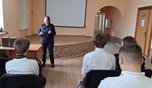 В Уссурийске полицейские провели профилактическую беседу со школьниками