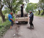 В Приморье жители сами чинят убитую дорогу после смертельных аварий