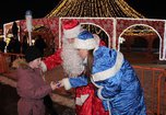 Больше 100 детей и взрослых поздравил с Новым годом полицейский Дед Мороз из транспортной полиции Уссурийска