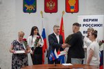 В Уссурийске вручили ключи от благоустроенных квартир детям-сиротам, оставшимся без попечения родителей.