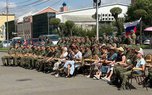В Уссурийске перед Домом офицеров Российской армии состоялся концерт, посвящённый Дню государственного флага Российской Федерации