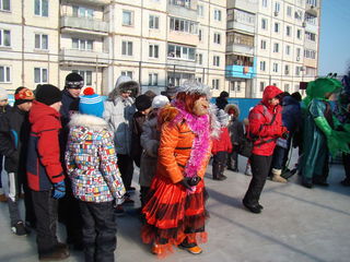 Жители дома по улице Пархоменко отметили Новый год во дворе своего дома