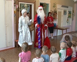 Брошенные родителями дети впервые увидели Деда Мороза и Снегурочку благодаря 