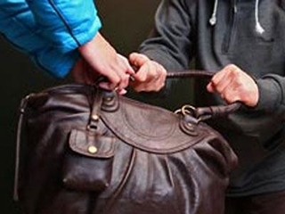 Два бомжа-алкоголика отобрали сумку у старушки в Уссурийске